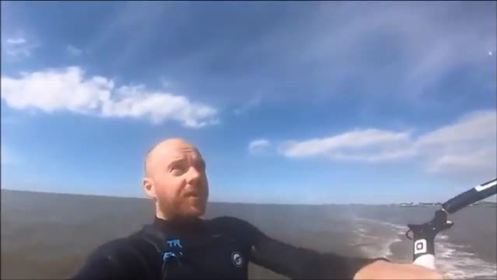 Dorian Cieloch, appassionato di kite surf, stava registrando le sue evoluzioni al largo di Cuxhaven, quando ha deciso di cambiare inquadratura. Alle sue spalle è passato rapidamente un corpo luminoso con una scia: secondo gli esperti si tratterebbe di un asteroide di circa tre metri