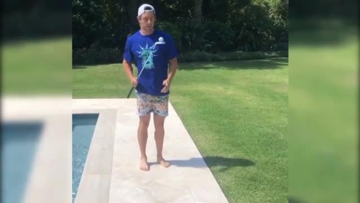 Il golfista britannico sta passando la quarantena in Florida, negli Stati Uniti, e per passare il tempo si dedica a dei trick con la mazza da golf in giardino: "Solo per assicurarmi che il mio club twirl sia buono prima di tornare ancora sui campi", scrive su Instagram. E poi assicura: "Nessuno è rimasto ferito nella realizzazione di questo video".